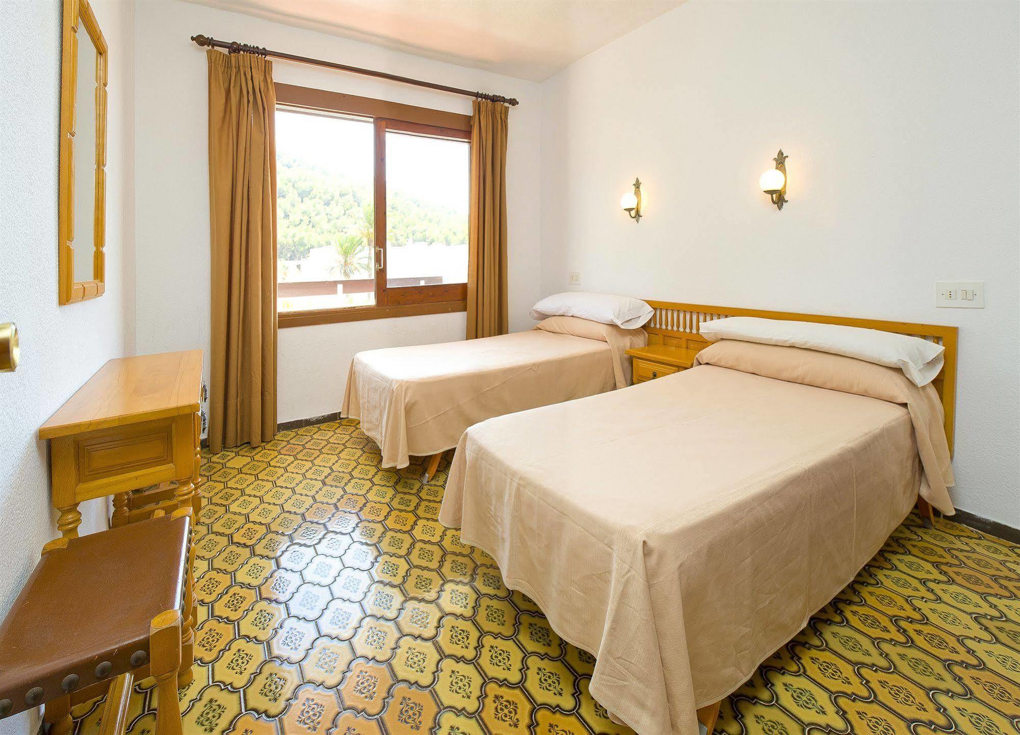 Apartamentos Cala Llonga カラ・ロンガ エクステリア 写真