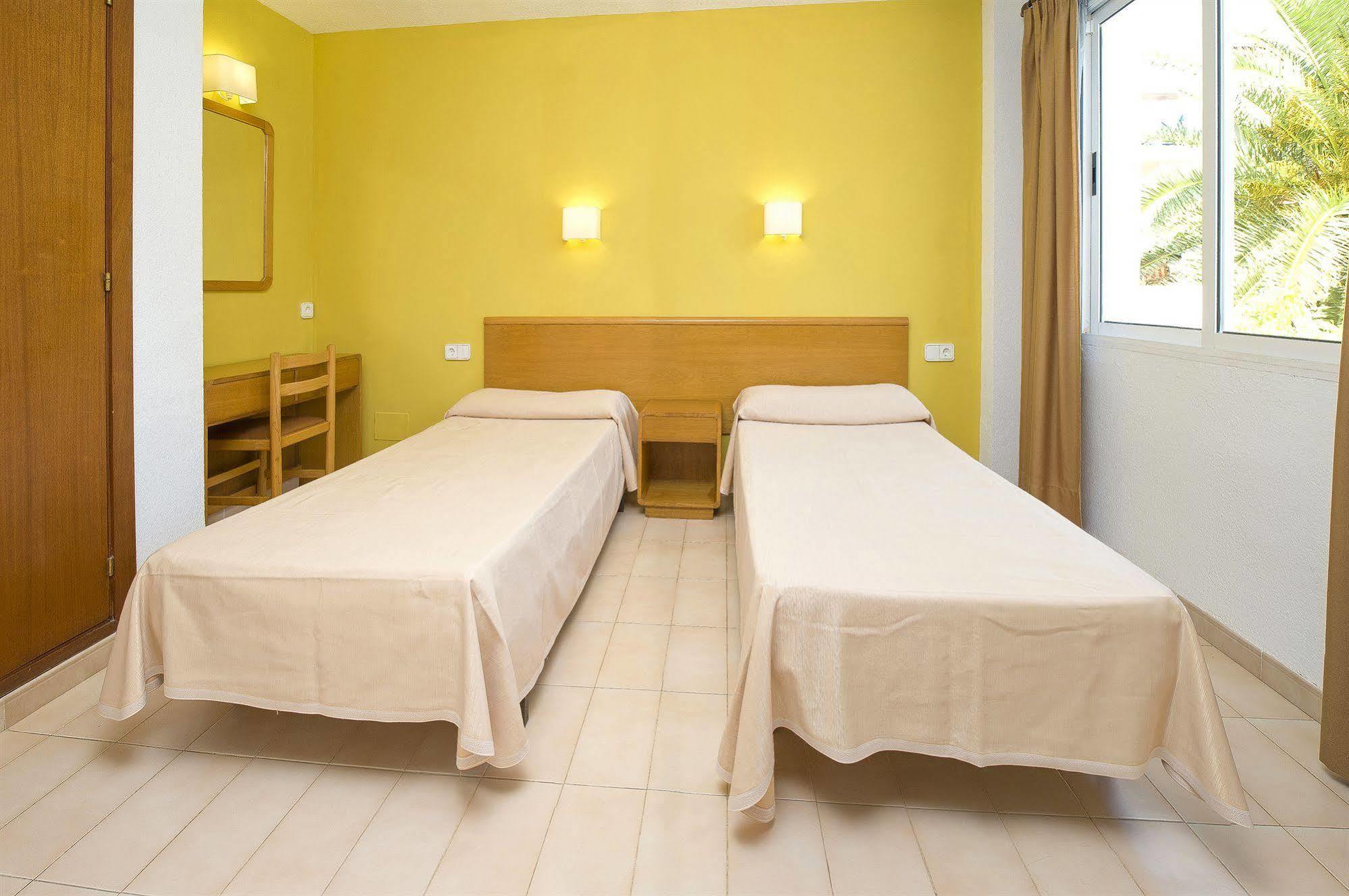 Apartamentos Cala Llonga カラ・ロンガ エクステリア 写真
