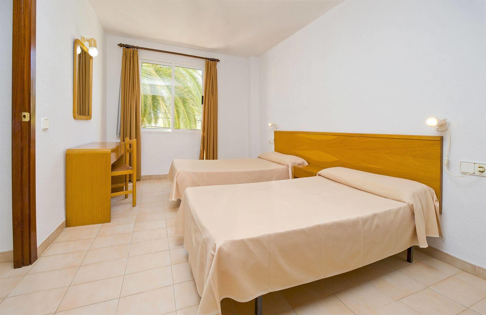 Apartamentos Cala Llonga カラ・ロンガ エクステリア 写真