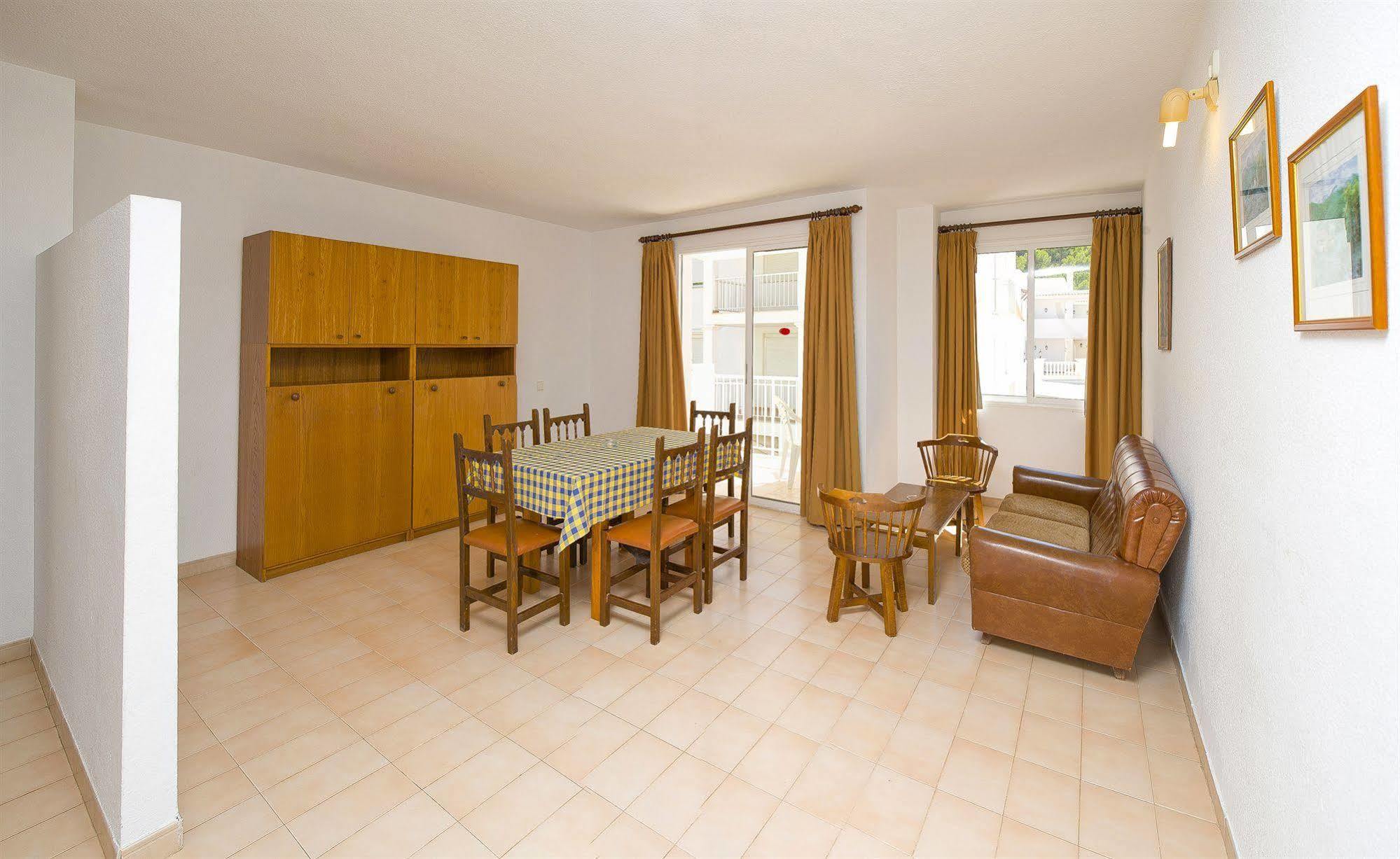 Apartamentos Cala Llonga カラ・ロンガ エクステリア 写真
