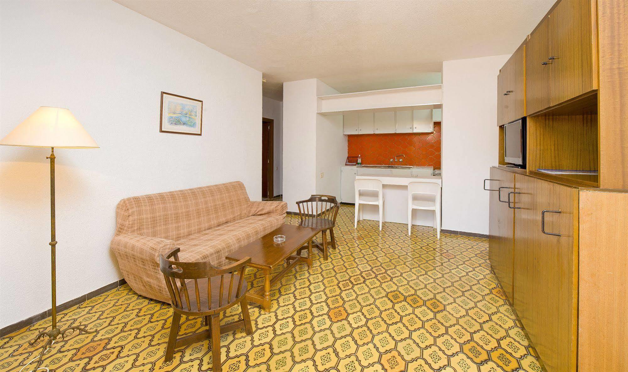 Apartamentos Cala Llonga カラ・ロンガ エクステリア 写真