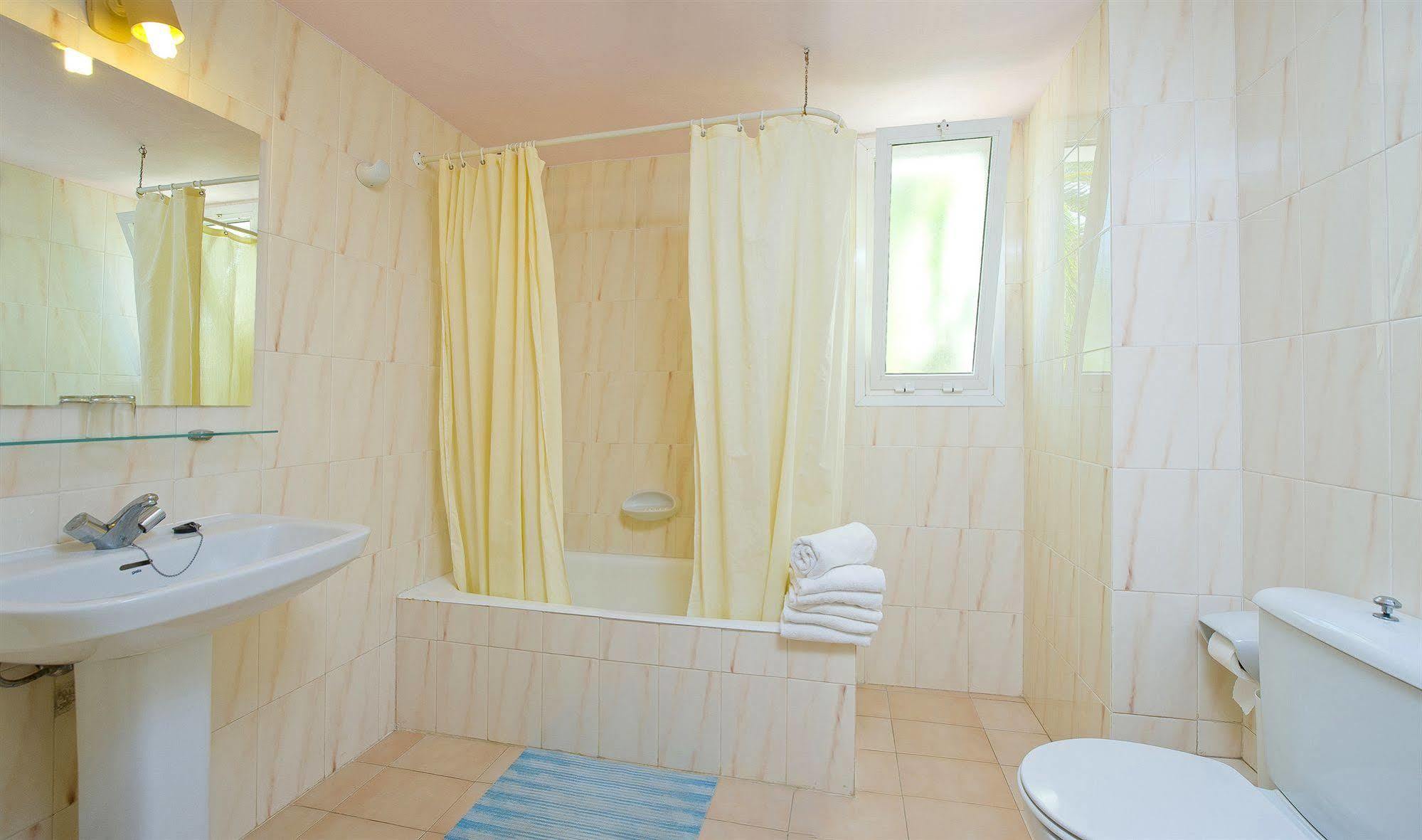 Apartamentos Cala Llonga カラ・ロンガ エクステリア 写真