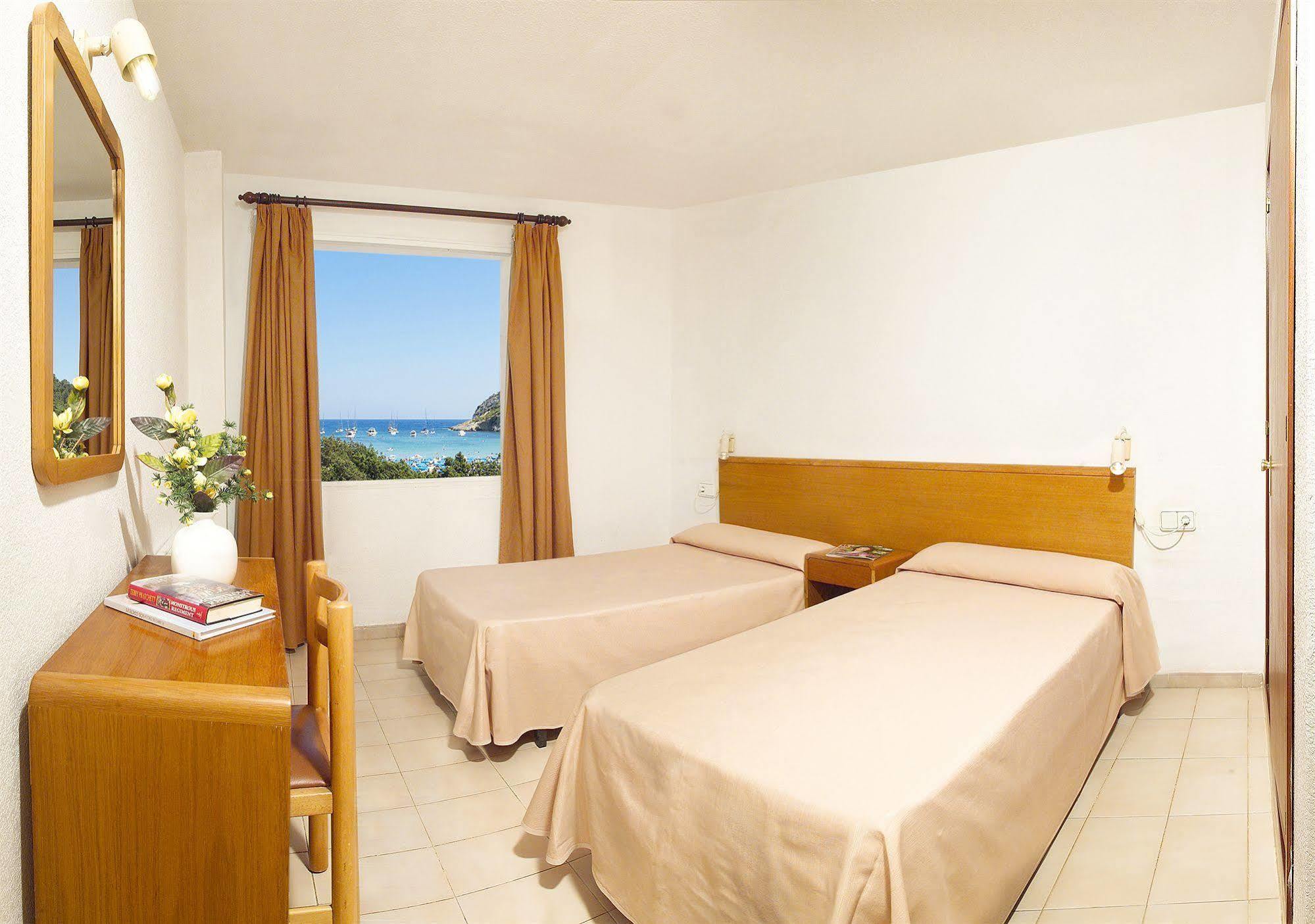 Apartamentos Cala Llonga カラ・ロンガ エクステリア 写真