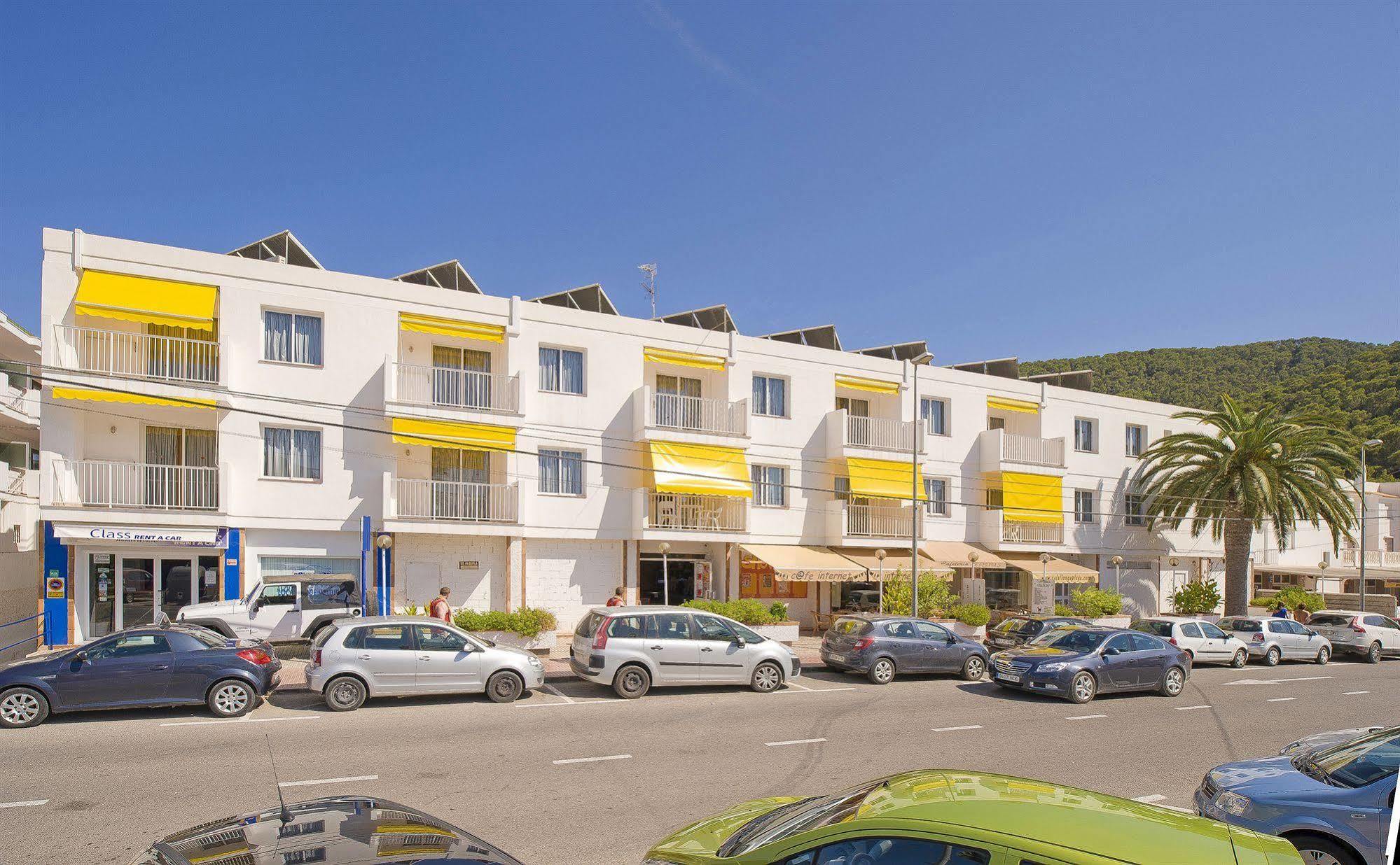 Apartamentos Cala Llonga カラ・ロンガ エクステリア 写真