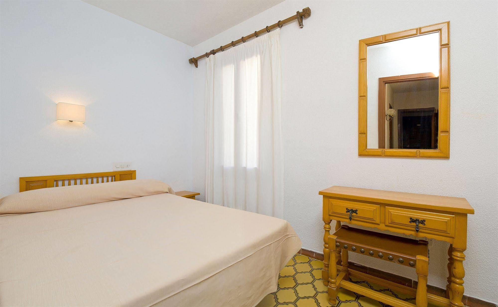 Apartamentos Cala Llonga カラ・ロンガ エクステリア 写真