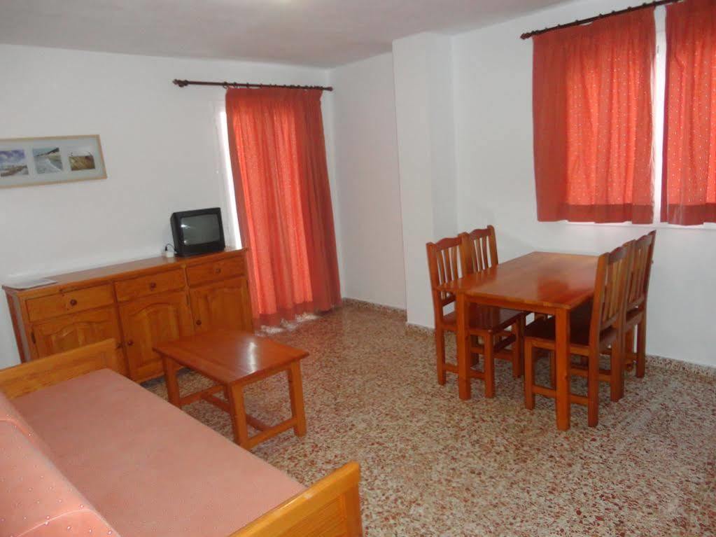 Apartamentos Cala Llonga カラ・ロンガ エクステリア 写真