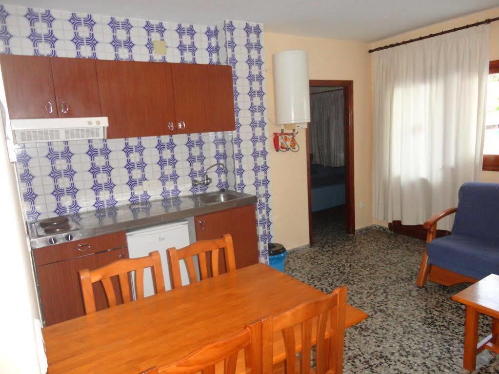 Apartamentos Cala Llonga カラ・ロンガ エクステリア 写真
